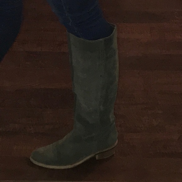 Grey soft suede boots - Picture 2 of 3